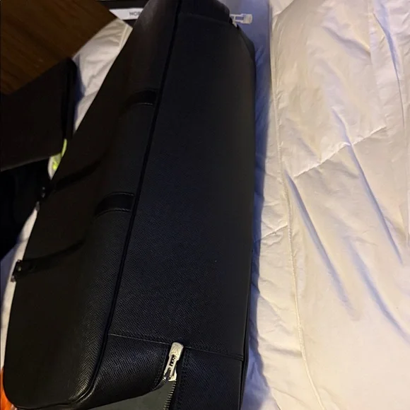 Louis Vuitton Taiga Helena 1 Poche Black Travel Bag - Picture 8 of 8